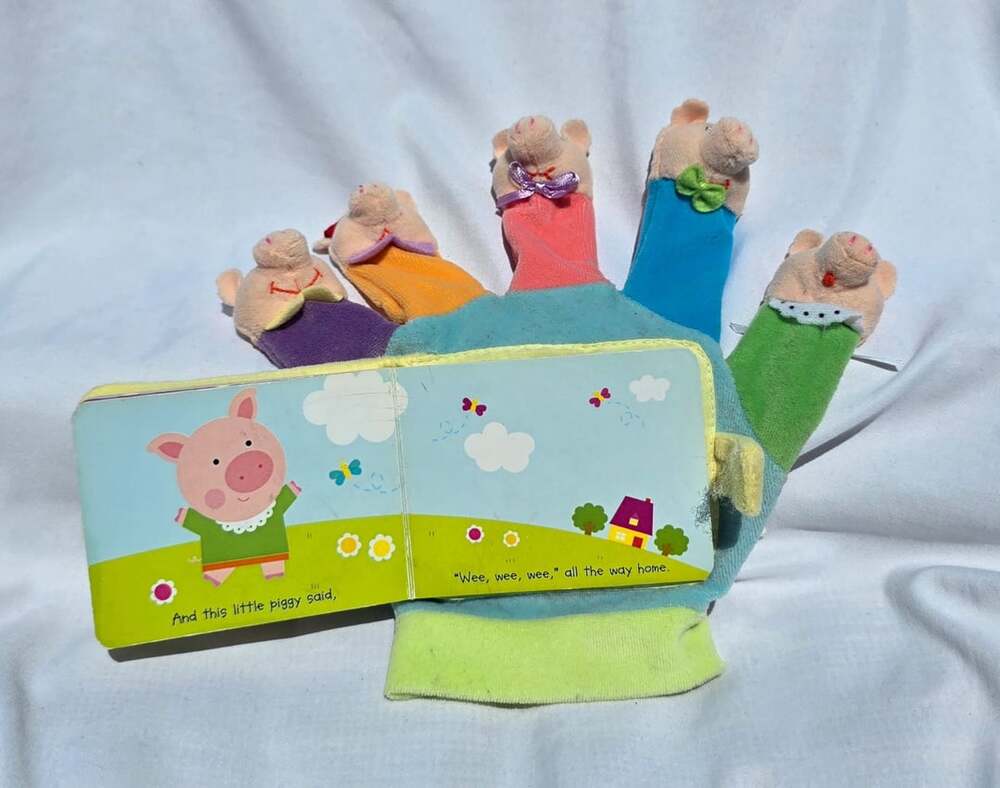 This Little Piggy [With Hand Puppet] by Michelle Berg (English) Board Books Book